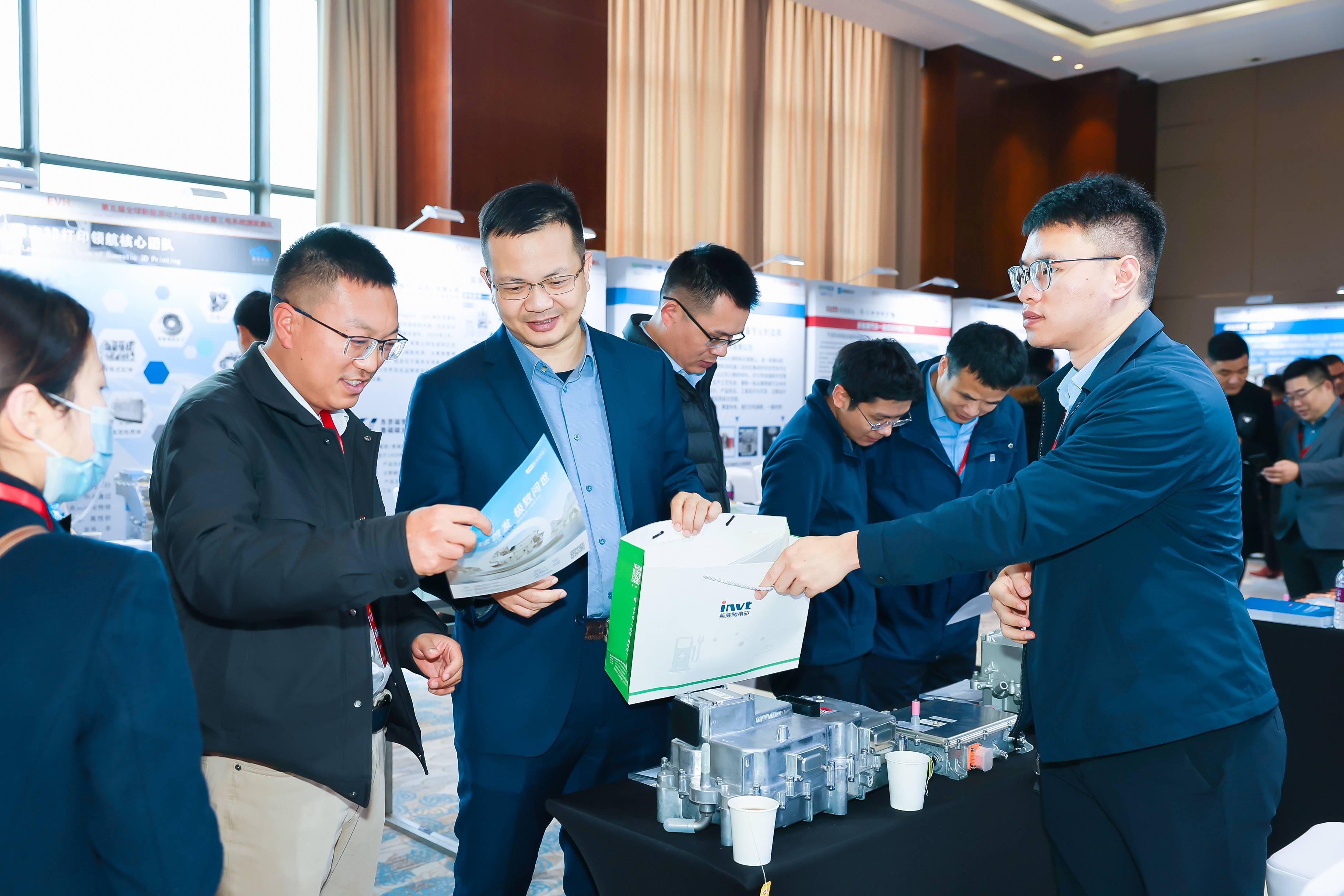 行业专家参观英威腾展位